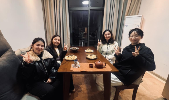 烟火暖人心 民族一家亲&mdash;&mdash;我校学生共享新疆传统美食抓饭