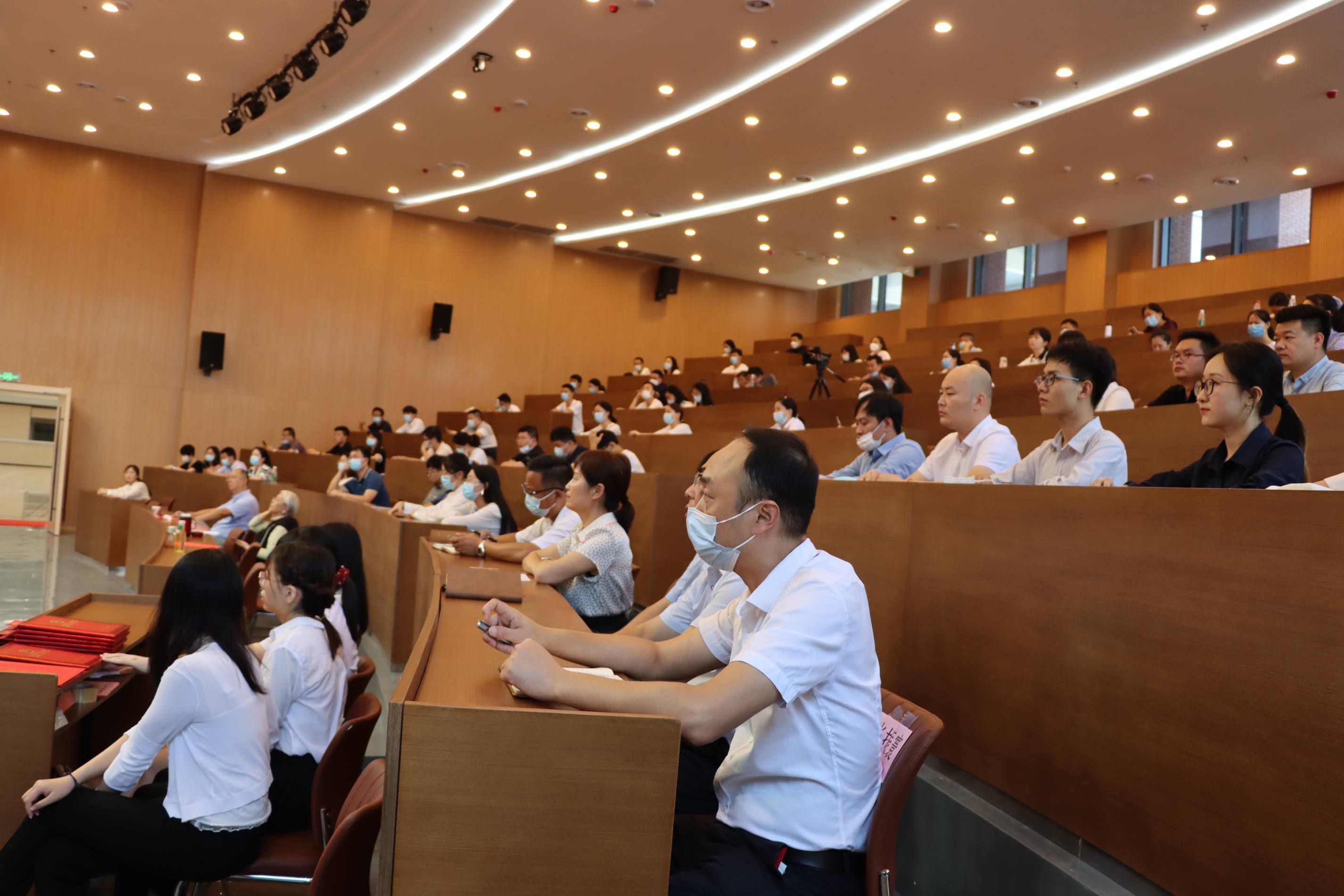 湖北孝感美珈职业学院隆重举行2021年教师节表彰大会